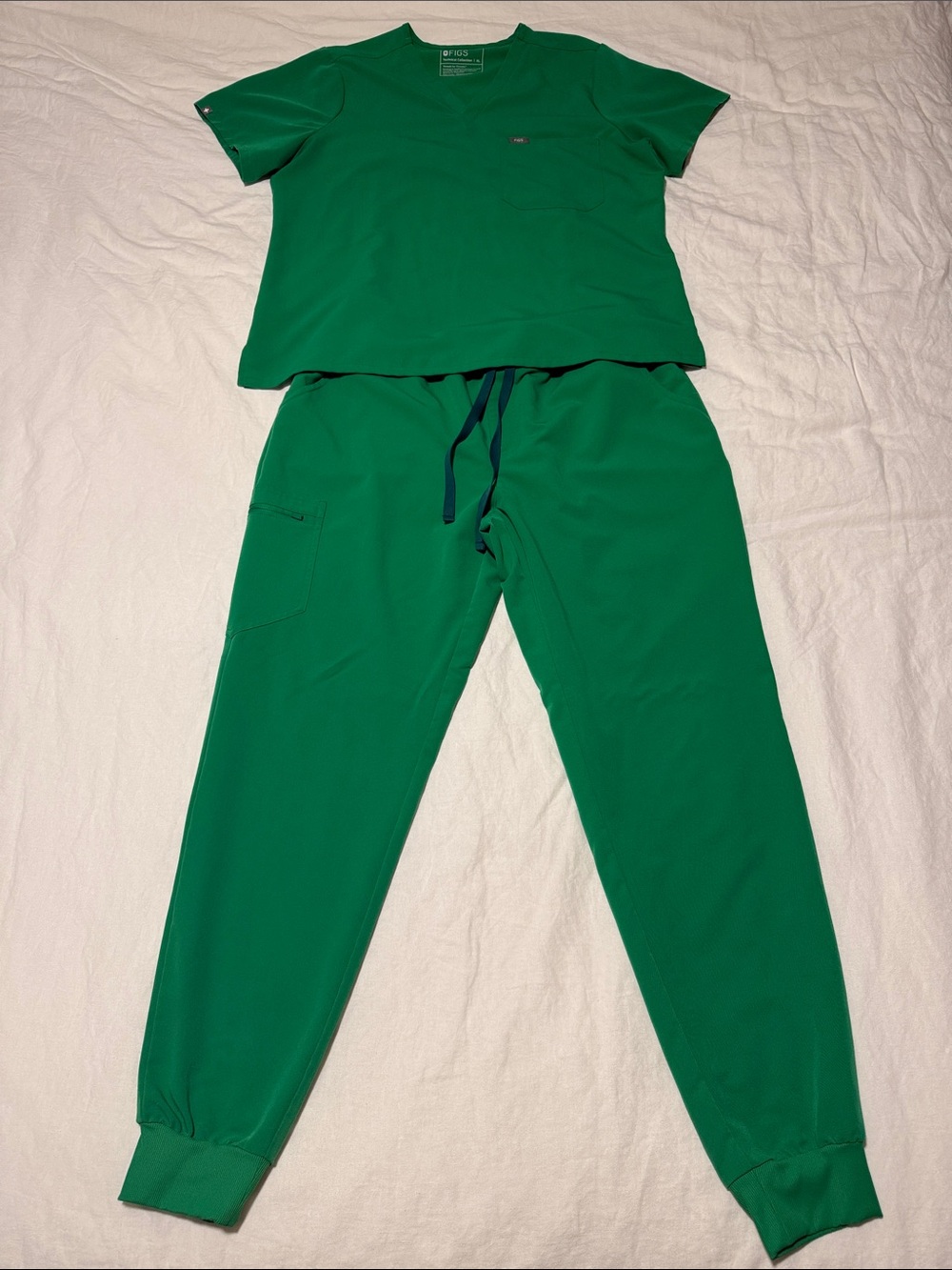 FIGS Evergreen Scrub Set, Caterina Top (XL) and Zamora Jogger Pant (XLT)